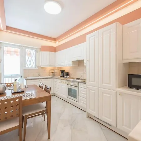 Apartment 3br Next To Panormou Metro!